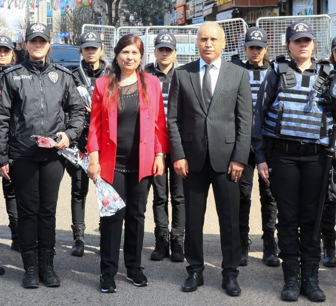 İl Emniyet Müdürümüz Fatih KAYA ve eşi Sayın Meliha Kaya ile birlikte, 8 Mart Dünya Kadınlar Günü dolayısıyla kadın polislerimizi ziyaret etti.