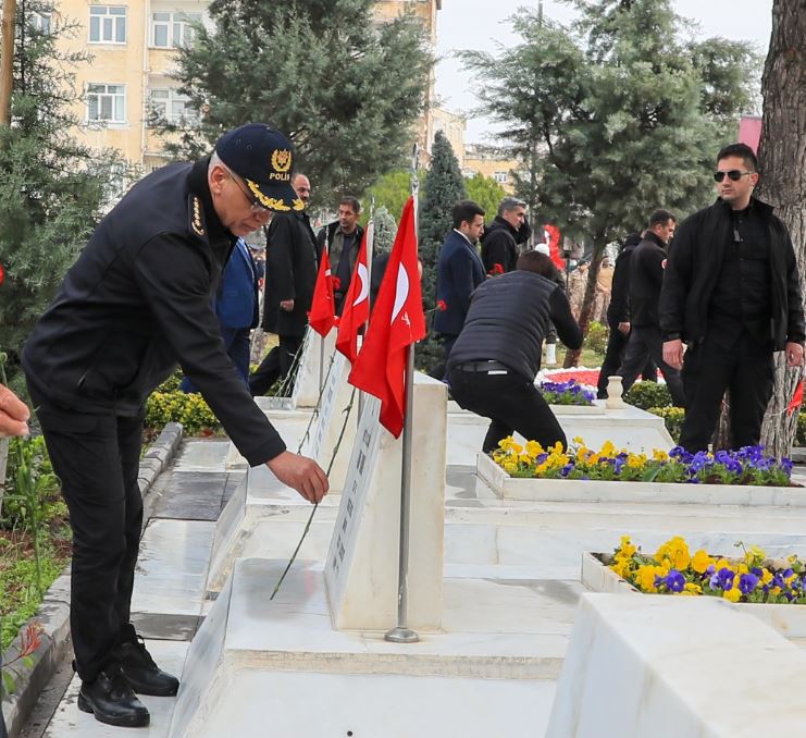 İl Emniyet Müdürümüz Sn. Fatih KAYA, 18 Mart Şehitleri Anma Günü münasebetiyle Kara ve Hava Şehitliğindeki Şehit kabirlerini ziyaret etti. 